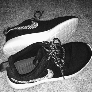 ❤️SOLD NIKE ROSHE ORIGINAL BLACK WHITE RHINESTONE